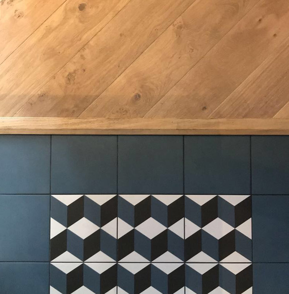 photo carrelage bleu et parquet